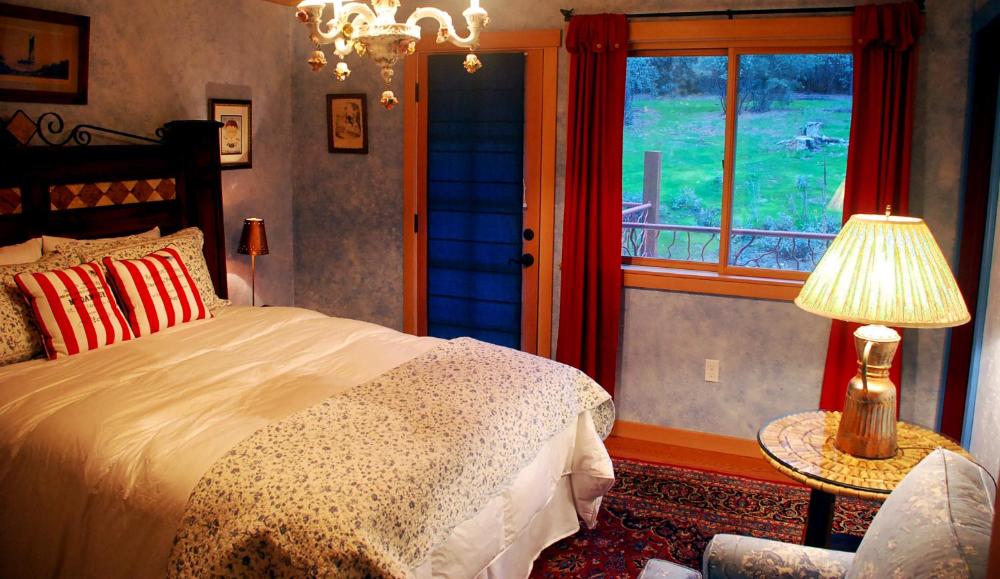 Queen Room with Balcony interior